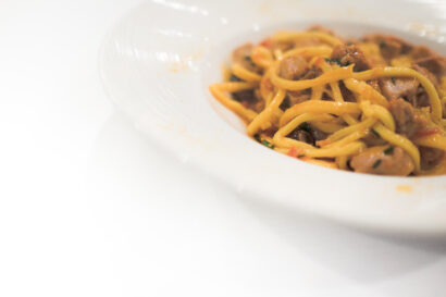 spaghetti alla chitarra con tonno e olive e pomodoro